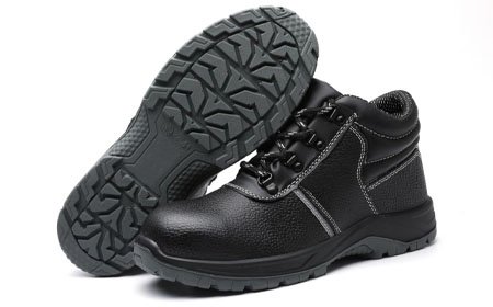 Носите защитную обувь с изоляцией и защитой от ударов в сложных рабочих условиях